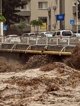 Mersin'de Sağanak Yağış Hayatı Olumsuz Etkiledi: Dereler Taştı, Yollar Su İçinde Kaldı!