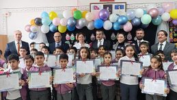 Milli Eğitim Bakanı Yusuf Tekin &Ouml;ğrencilere Karnelerini Takdim Etti