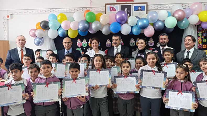 Milli Eğitim Bakanı Yusuf Tekin &Ouml;ğrencilere Karnelerini Takdim Etti