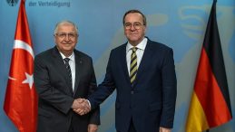 Milli Savunma Bakanı G&uuml;ler, Alman Mevkidaşı Pistorius ile Bir Araya Geldi
