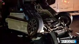 Minib&uuml;se &Ccedil;arpan Otomobil Takla Atarak Caddeye U&ccedil;tu: 2 Yaralı Var!