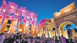 M&uuml;zeleri 33 milyon kişi ziyaret etti