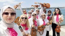 M&uuml;zik &ouml;ğretmenlerinden &lsquo;ukulele&rsquo; orkestrası