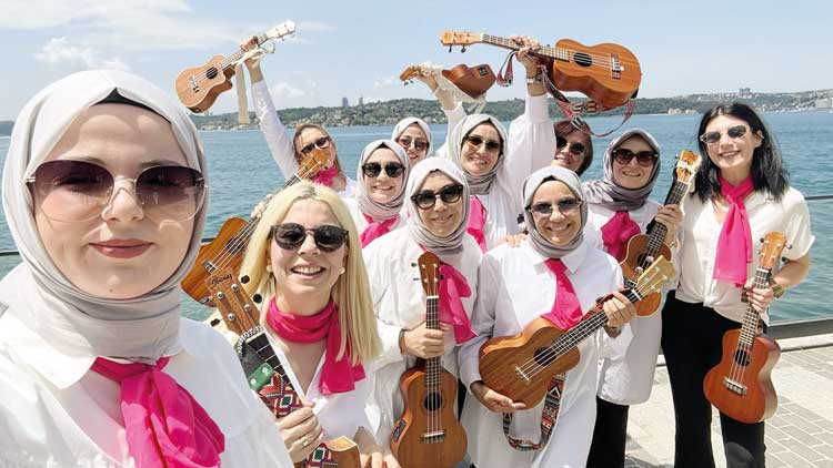 M&uuml;zik &ouml;ğretmenlerinden &lsquo;ukulele&rsquo; orkestrası