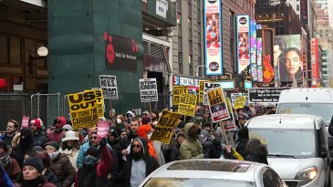 New York&rsquo;ta Binlerce Kişi Venezuela İ&ccedil;in Sokağa &Ccedil;ıktı! ABD&rsquo;nin M&uuml;dahalesine Tepki G&ouml;sterildi