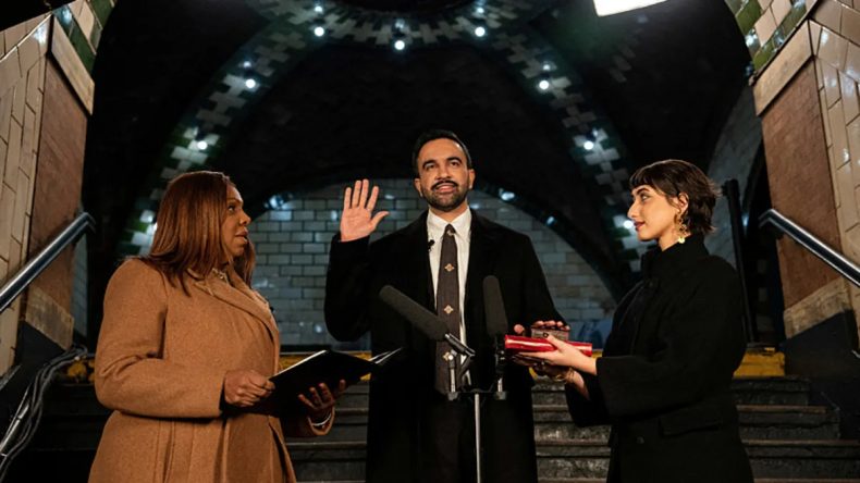 New York&rsquo;ta Tarihi An: Kur&rsquo;an &Uuml;zerine Yemin Ederek G&ouml;reve Başladı