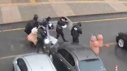 O g&ouml;r&uuml;nt&uuml;ler y&uuml;rekleri ısıtmıştı: Fırtınada polislerin siper olduğu anne konuştu! 'Hayatım boyunca minnet duyacağım'