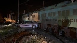 Osmaniye'de Y&uuml;k Treni Otomobile &Ccedil;arptı: 4 Yaralı