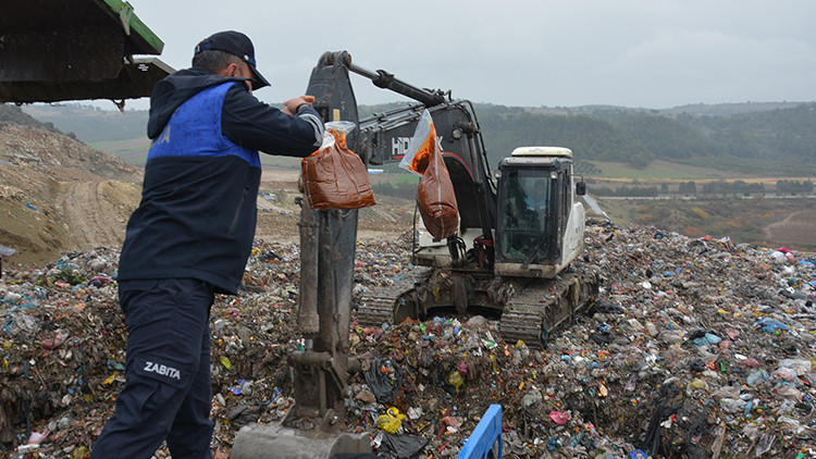 Otob&uuml;s Bagajında Taşınan Sağlıksız Gıda &Uuml;r&uuml;nleri İmha Edildi