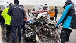 Otob&uuml;s ile Otomobil &Ccedil;arpıştı: 3 Kişi Hayatını Kaybetti, 1 Kişi Yaralı