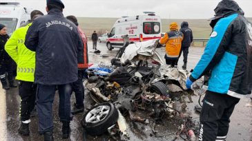 Otob&uuml;s ile Otomobil &Ccedil;arpıştı: 3 Kişi Hayatını Kaybetti, 1 Kişi Yaralı