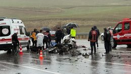 Otob&uuml;s ve Otomobil &Ccedil;arpıştı: 3 Kişi Hayatını Kaybetti