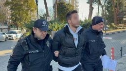 Otob&uuml;ste &Uuml;niversite &Ouml;ğrencisinden Dehşet: Lise &Ouml;ğrencisinin Boynuna Bı&ccedil;ak Dayandı!