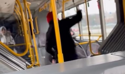 Otob&uuml;ste Yer Tartışmasında Yolcuya Saldırdı, "Komutanımı &Ccedil;ağırın" Dedi