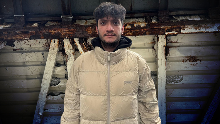 Otomobile Paslı &Uuml;st Ge&ccedil;itten D&uuml;şen Demir Par&ccedil;ası: İBB'den Gelen Cevap Gen&ccedil; Trafik Gideri &Uuml;zerine Şok Etkisi Yarattı