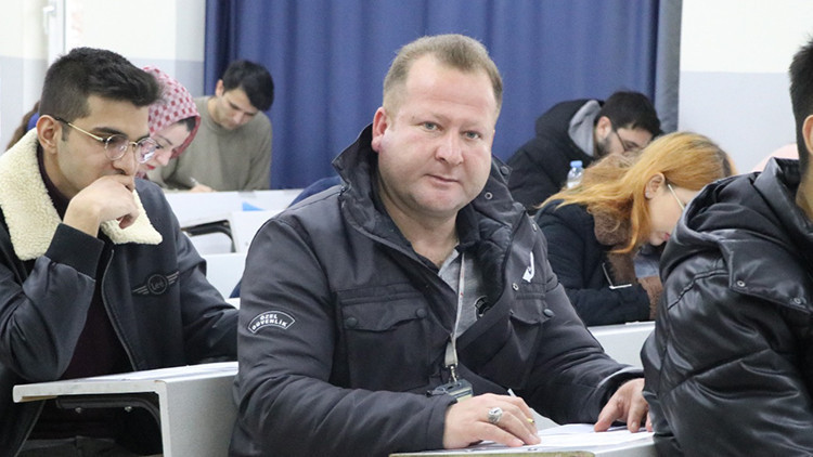 &Ouml;ğrencilerden Etkilendi, Akademisyenlik Yolunda İlerliyor! 'Beni Durakta G&ouml;r&uuml;nce &Ccedil;ok Şaşırıyorlar'