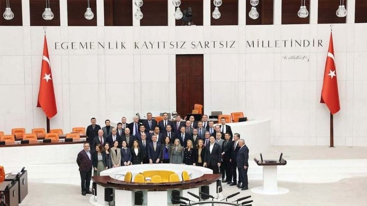 &Ouml;zg&uuml;r &Ouml;zel &lsquo;Meclis N&ouml;beti&rsquo;nde: Emekliyle alay ediyorlar