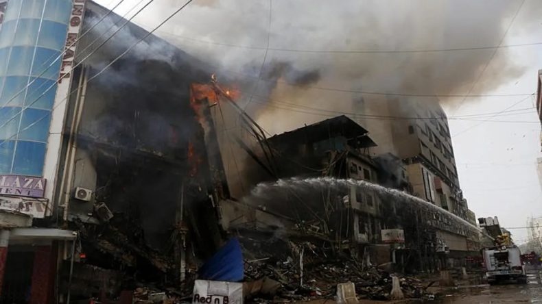 Pakistan'da Alışveriş Merkezi Yangını: 6 Kişi Hayatını Kaybetti