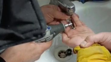 Parmağı Metal Para Sıkışan &Ccedil;ocuğa İtfaiye M&uuml;dahale Etti