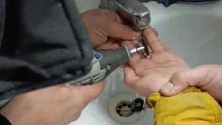 Parmağı Metal Para Sıkışan &Ccedil;ocuğa İtfaiye M&uuml;dahale Etti