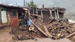 Sağanak Yağış Sonrası Ahır &Ccedil;atısı &Ccedil;&ouml;kt&uuml;: 10 Hayvan Hayatını Kaybetti