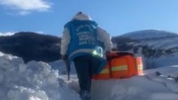 Sağlık&ccedil;ılar Ardahan'da kar kış demeden evlerdeki hastalara ulaşıyorlar