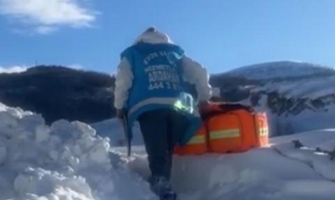 Sağlık&ccedil;ılar Ardahan'da kar kış demeden evlerdeki hastalara ulaşıyorlar