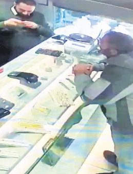 Sahte Altınla Kuyumcuyu Dolandırdı