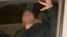 Sakarya'da Kaza Ge&ccedil;iren Adam Şoke Oldu: Aracına &Ccedil;arpan &Uuml;&ccedil; Kişi Bilin&ccedil;lerini Kaybetti! O Anları Kayda Aldı