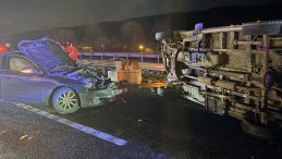 Sakarya'da otomobil ile minib&uuml;s &ccedil;arpıştı: 1 &ouml;l&uuml;, 3 yaralı