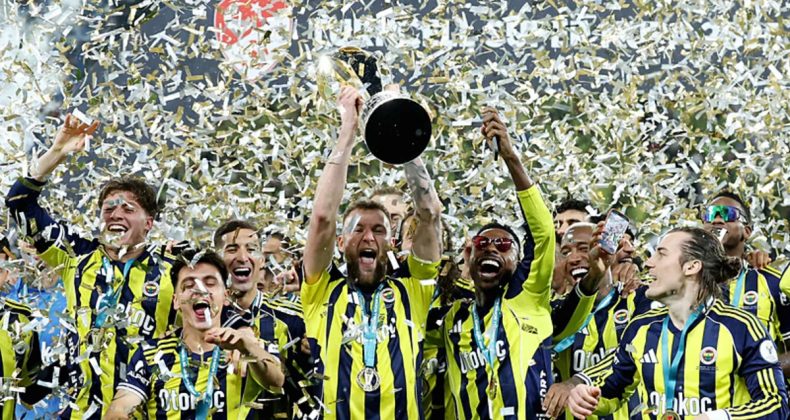 Şampiyon Fenerbah&ccedil;e Kupasına Kavuştu!