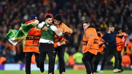 Şampiyonlar Ligi'nde Galatasaray'a Yapılan Provokasyon! Ter&ouml;r Destek&ccedil;ileri Sahaya Girdi