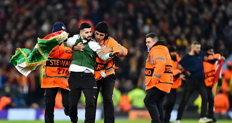 Şampiyonlar Ligi'nde Galatasaray'a Yapılan Provokasyon! Ter&ouml;r Destek&ccedil;ileri Sahaya Girdi