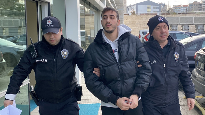 Samsun'da Otob&uuml;ste &lsquo;Ters Baktınız&rsquo; Diyerek 2 Kişiye Bı&ccedil;ak &Ccedil;eken &Uuml;niversiteli Tutuklandı