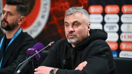 Samsunspor Teknik Direkt&ouml;r&uuml; Thomas Reis'ten ma&ccedil; sonu hakem tepkisi: "Anlaşılır bir şey değil"