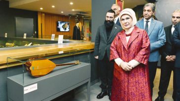 Şehit &Ouml;ğretmen Ayb&uuml;ke&rsquo;nin Duygusal Bağlaması &Ccedil;ocuklara Emanet
