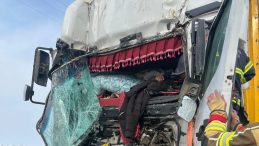 Seyir Halindeki TIR, Park Halindeki TIR'a &Ccedil;arpınca S&uuml;r&uuml;c&uuml; Ağır Yaralandı!