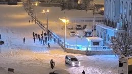 Siirt'te Neşeli Anlar: &Ccedil;ocukların Kartopu Savaşı ve Polislerin Eğlencesi!