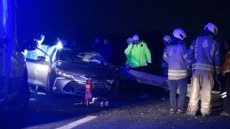 Silivri'de otomobil bariyere saplandı: 1 &ouml;l&uuml;, 2 yaralı