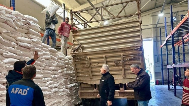 Sınır &Ouml;tesine 11 İnsani Yardım Tırı G&ouml;nderildi