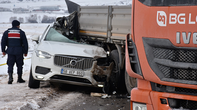 Sivas'ta Feci Kaza: 1 Kişi Hayatını Kaybetti, 2 Kişi Yaralandı