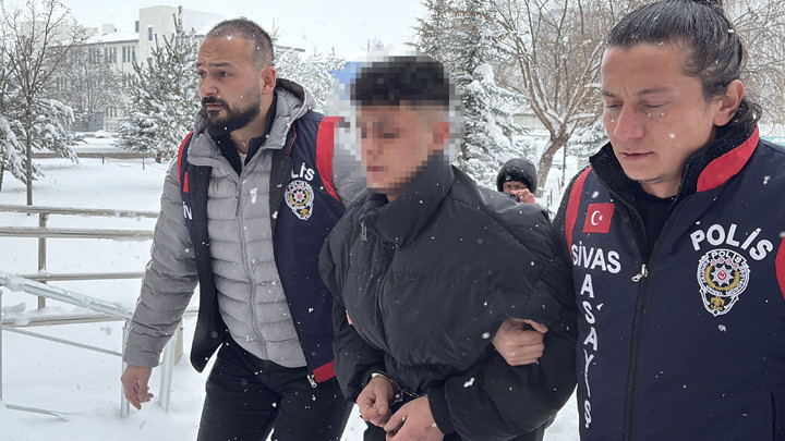Sivas'ta Yılbaşı Gecesi Bı&ccedil;aklanan 19 Yaşındaki Baran Hayatını Kaybetti