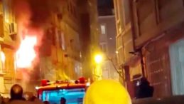 Soğuk Havada Yangın Paniği! 5 Katlı Binada &Ccedil;ıkan Yangında 6 Kişi Dumandan Etkilendi