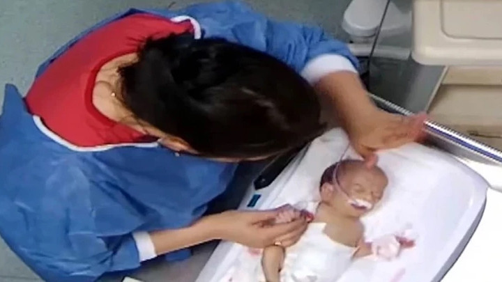 Şok Edici G&ouml;r&uuml;nt&uuml;ler! 5 G&uuml;nl&uuml;k Bebeye Şiddet Uygulayan Hemşire İ&ccedil;in Tutuklama Kararı