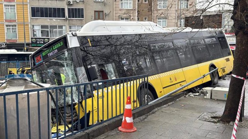 Son dakika: Esenler'de İETT otob&uuml;s&uuml; otoparka daldı