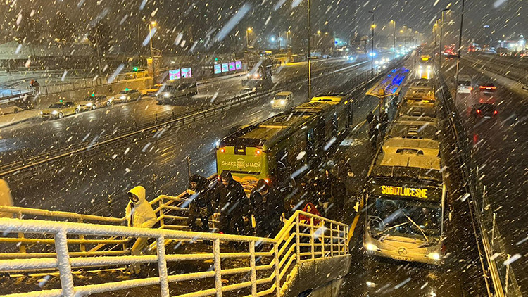 Son dakika… İstanbul'da kar gece boyu devam etti! Ara&ccedil;lar kaydı, sokaklar piste d&ouml;nd&uuml;