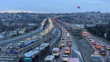 Son Dakika… İstanbul'da Trafik Kilitlendi! Yoğunluk Y&uuml;zde 87'ye Ulaştı