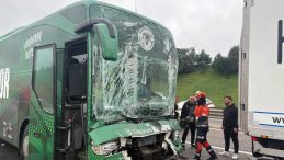 SON DAKİKA: Konyaspor otob&uuml;s&uuml; kaza yaptı: 3 kişi yaralandı!