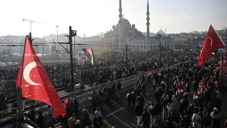 SON DAKİKA | Türkiye Filistin için ayakta! İstanbul'da büyük Gazze yürüyüşü