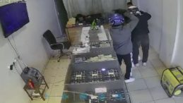 SON DAKİKA&hellip; 3 Dakikada 22 Milyonluk Soygun! Kask ve Silahlarla Geldiler: O Anlar Kamerada!